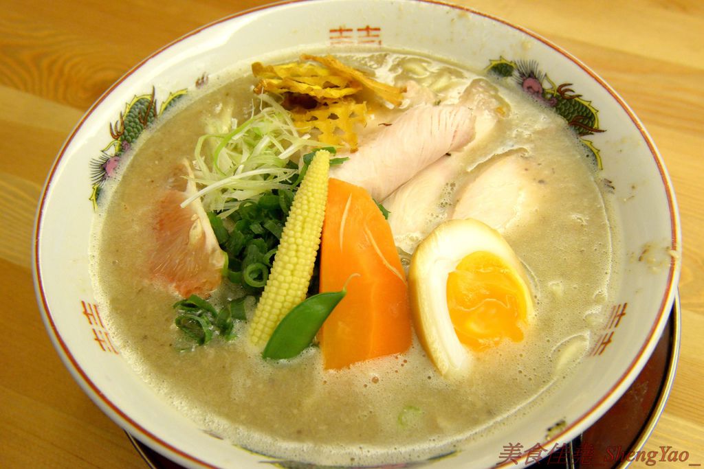 台中西區 らーめん七面鳥 連外國人都特地來吃 今年度最強的雞湯系拉麵專賣店 湯頭使用全火雞熬煮 雞味濃郁醇香 搭配極具口感的低溫烹煮雞胸肉 超級厲害 每碗拉麵可免費提供一碗白飯 湯喝不完可以配白飯吃 美食佳堯 台中西區 らーめん七面鳥 連外國人都特地來吃 今年度最強的雞湯系拉麵專賣店 湯頭使用全火雞熬煮 雞味濃郁醇香 搭配極具口感的低溫烹煮雞胸肉 超級厲害 每碗拉麵可免費提供一碗白飯 湯喝不完可以配白飯吃 美食佳堯