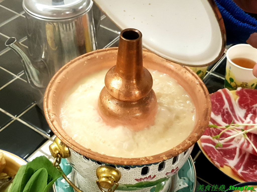 台中中區 芳華火鍋公司 台中中區新開的台式復古風格火鍋店 店裡充滿濃濃懷舊氛圍 音樂放的還是50年代的老歌 鍋子是用景泰藍銅鍋 餐具也是琺瑯材質器皿 很有質感 東西好吃 價位也便宜 大都在兩三百元 不收服務費 內用還有飲料和冰棒無限享用 C P值爆炸高 台中中區 芳華火鍋公司 台中中區新開的台式復古風格火鍋店 店裡充滿濃濃懷舊氛圍 音樂放的還是50年代的老歌 鍋子是用景泰藍銅鍋 餐具也是琺瑯材質器皿 很有質感 東西好吃 價位也便宜 大都在兩三百元 不收服務費 內用還有飲料和冰棒無限享用 C P值爆炸高