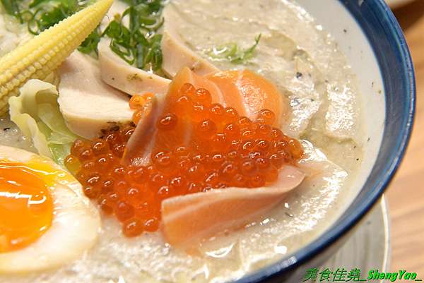 台中西區 創作麵坊 鮭の大助 台中拉麵神店 七面鳥 開新分店了 湯頭主打鮭白湯 用180隻鮭魚的頭熬煮靜置超過12小時 滿滿鮭魚精華的湯頭味道濃郁無比 特濃的稠度好似泥漿 配料也很用心 加料版本搭配鮭魚 卵和鮭魚生魚片 根本日料和拉麵的結合 美食佳堯 台中西區 創作麵坊 鮭の大助 台中拉麵神店 七面鳥 開新分店了 湯頭主打鮭白湯 用180隻鮭魚的頭熬煮靜置超過12小時 滿滿鮭魚精華的湯頭味道濃郁無比 特濃的稠度好似泥漿 配料也很用心 加料版本搭配鮭魚 卵和鮭魚生魚片 根本日料和拉麵的結合 美食佳堯