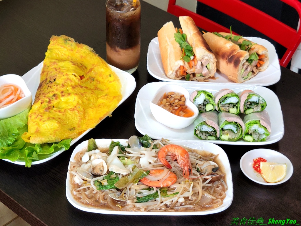 台中沙鹿 緣越式美食 沙鹿老字號越南小吃之一 應該是沙鹿生意最好的越南美食小吃店 炒河粉和越南麵包超級好吃 銅板價位 內用還有免費飲料可以喝 環境乾淨有冷氣 用餐時段幾乎都會爆滿 想吃一定要提早來 美食佳堯