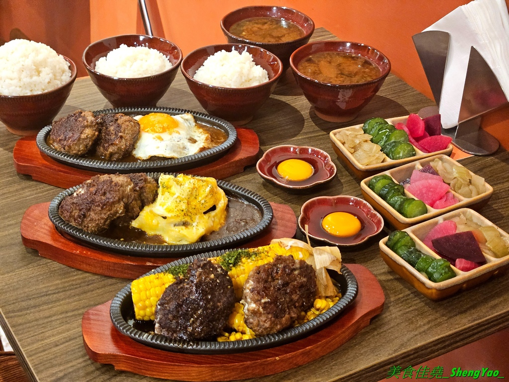 酉牛 和牛漢堡排販賣店 - 台中新開幕和牛漢堡排專賣店，無魚拉麵的新品牌，以牛排鐵板盛裝，擺盤用心，食材搭配也很有特色，整間店的裝潢走日式昭和風，懷舊感十足，用餐氣氛很棒。