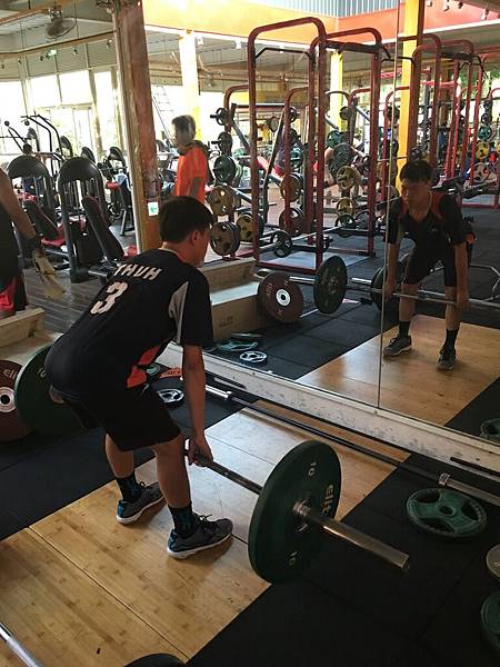 【健身新手】硬舉腰酸如何改善 正確學習硬舉.髖鉸鏈