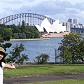 111.從皇家植物園看到的Opera House及Harbour bridge.JPG