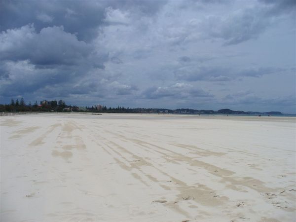 這是我看過最長的沙灘跟淺灘(at Kirra Beach)