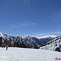 104.而窗外則是藍天雪地的黑部平