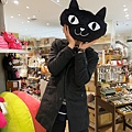 194.裝可愛的黑貓張老大(跟他一身的裝扮還真搭XD)