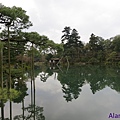 206.而兼六園中的霞池倒影,則展現了日本最傳統的庭園景致,而搭建於霞池內的內橋亭,據說是位於現今茶店街中心的房子,後來被移到這重建並以橋相,故稱內橋亭