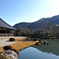 82.曹源池以遠方的嵐山為背景.jpg