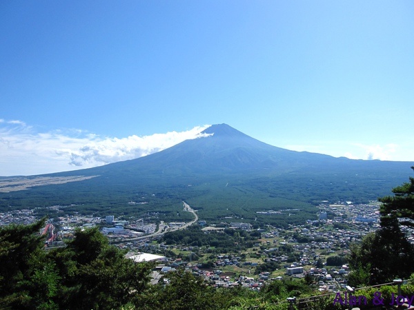 68.這時候覺得居住在山腳下的居民很幸福,每天抬頭一望就是富士山.jpg