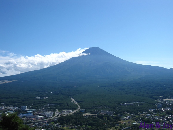 71.最感動的是,老天做美,因為據說富士山是很神秘的,即便天氣晴郎能看到整座富士山的機會也不多.jpg