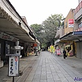 65.接下來我們要前往水前寺成趣園囉,這是他前面的商店街,可能不是旺季所以有點冷清說.jpg