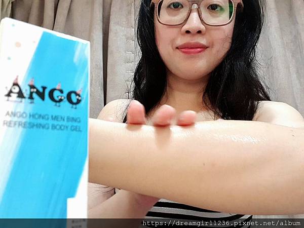 女人知己試用大隊,ANGO安購紅門兵爽身凝膠,抹上之後皮膚會變得很乾爽,
不黏膩比爽身粉舒服,草本配方無香料,可以舒緩皮膚癢,無酒精,可適用於全身肌膚,增加肌膚防禦力