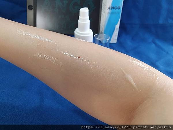 女人知己試用大隊,ANGO安購紅門兵爽身凝膠,抹上之後皮膚會變得很乾爽,
不黏膩比爽身粉舒服,草本配方無香料,可以舒緩皮膚癢,無酒精,可適用於全身肌膚,增加肌膚防禦力