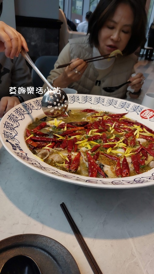 【排隊名店】刁民酸菜魚...一定要趁熱吃才好吃呀(白飯好吃)