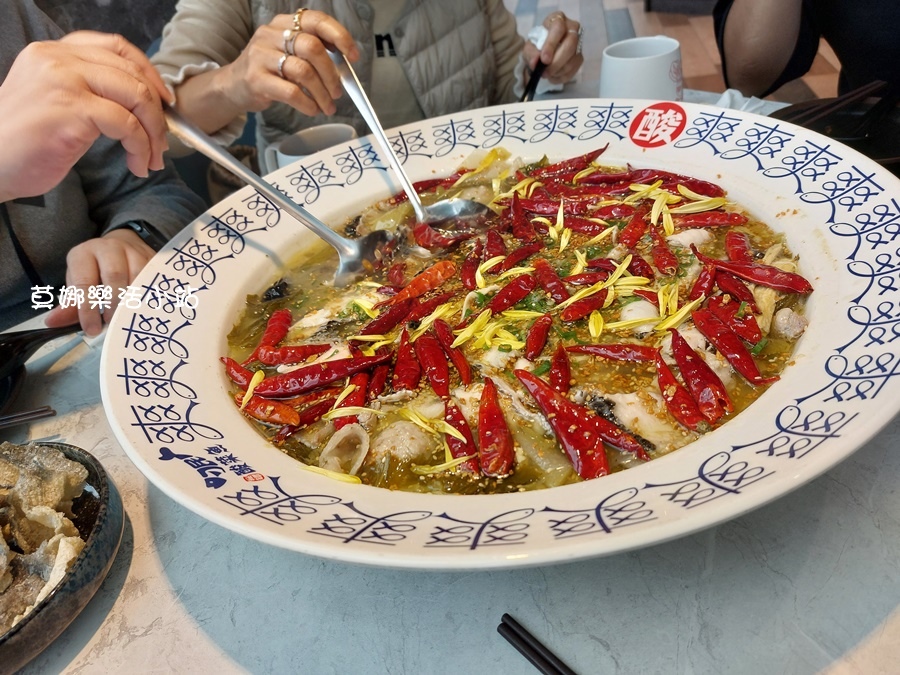 【排隊名店】刁民酸菜魚...一定要趁熱吃才好吃呀(白飯好吃)