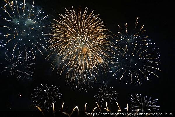 澎湖 18澎湖國際海上花火節 5月煙火的燦爛 照亮了整個夜晚星空 8月份起將舉辦18海島嘉年華 延續花火節的美麗 我愛布丁還有馬鈴薯