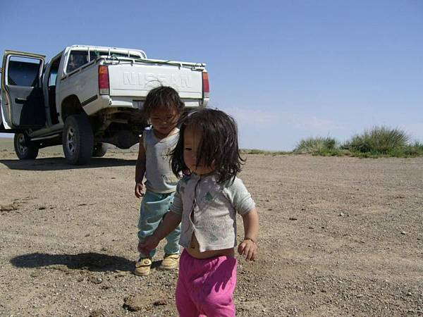 20050713路旁汲水的蒙古小孩