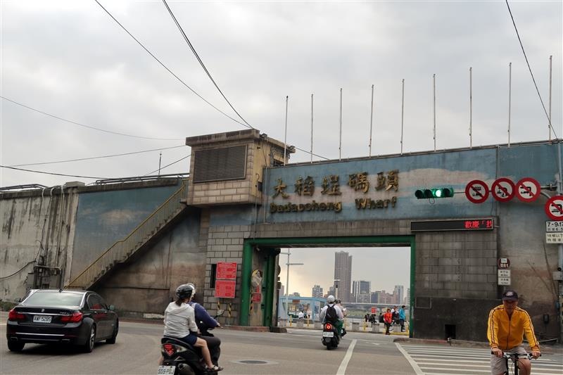 漫步台北城 大稻埕  迪化老街-(霞海城隍廟、大稻埕碼頭+碼頭貨櫃市集 迪化街商圈 018.jpg