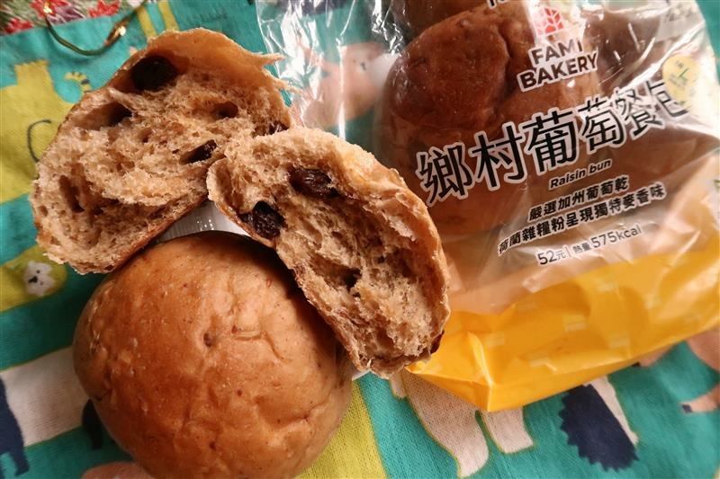 全家 友善食光 鄉村葡萄餐包 海鹽焦糖泡芙蛋糕 004.jpg 全家 友善食光 鄉村葡萄餐包 海鹽焦糖泡芙蛋糕 004.jpg