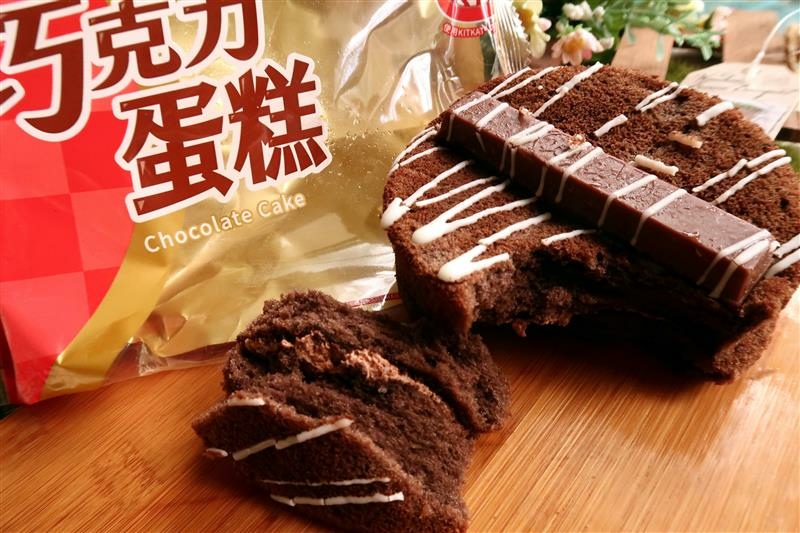 7-11 i珍食 草莓蛋糕捲 卡娜赫拉x高鐵 kitkat 巧克力蛋糕 019.jpg