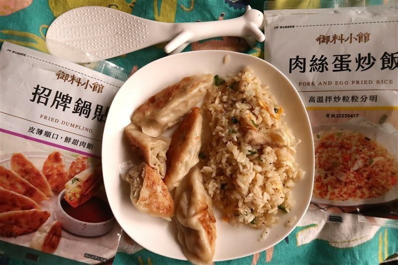 7-11 御料小館 肉絲蛋炒飯 招牌鍋貼 003.jpg