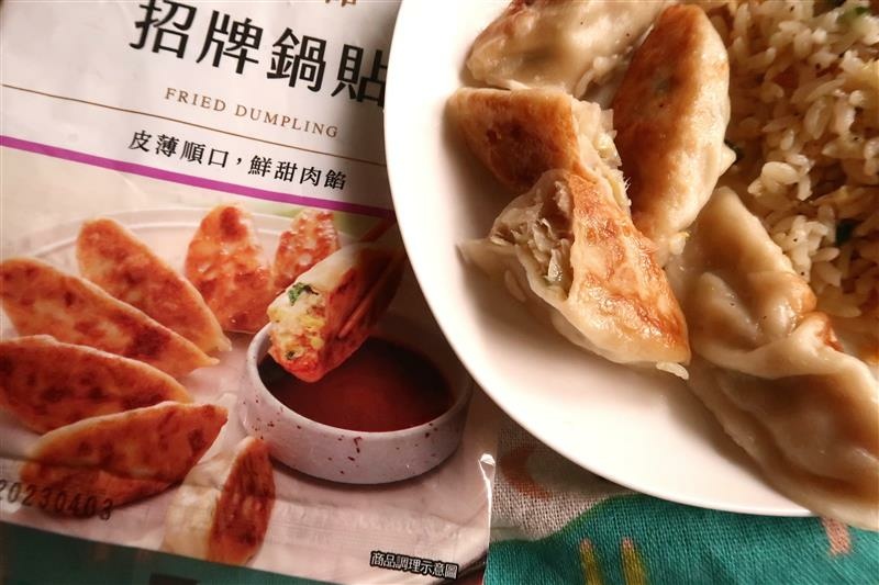 7-11 御料小館 肉絲蛋炒飯 招牌鍋貼 005.jpg