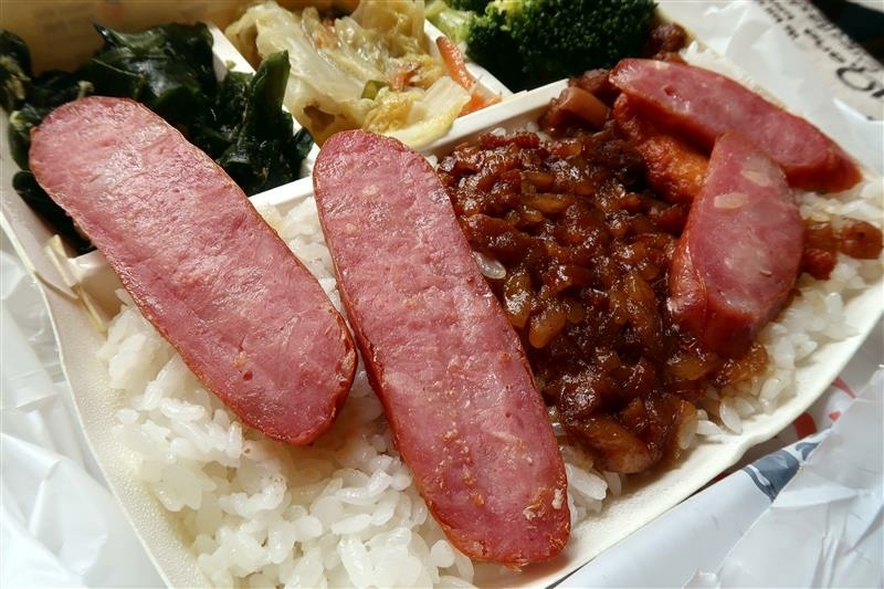 新店大坪林 鬍鬚張魯肉飯 香腸便當 蒜泥白肉  008.jpg