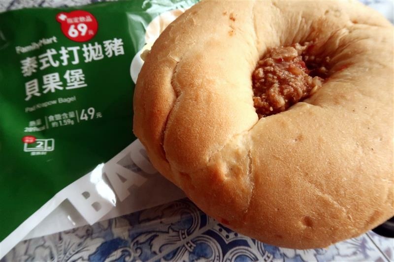 全家便利商店 泰式打拋豬貝果堡 友善食光 009.jpg 全家便利商店 泰式打拋豬貝果堡 友善食光 009.jpg