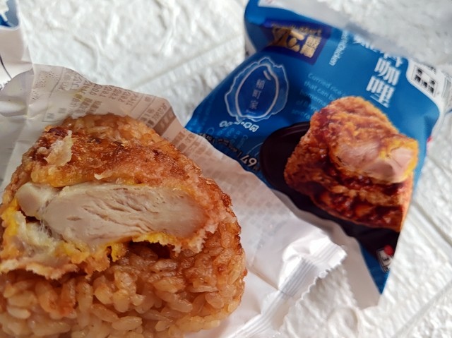 全家便利商店 排骨雞起司炒麵麵包 奶油起司蝦仁通心粉 鮮蝦稻荷壽司組 炸雞香料咖哩飯糰 030.jpg