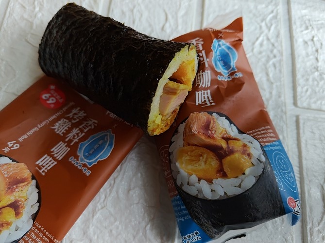 全家便利商店 咖哩 和風咖哩豬肉麵包 烤雞香料咖哩飯糰 008.jpg