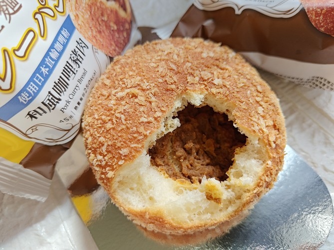 全家便利商店 咖哩 和風咖哩豬肉麵包 烤雞香料咖哩飯糰 015.jpg
