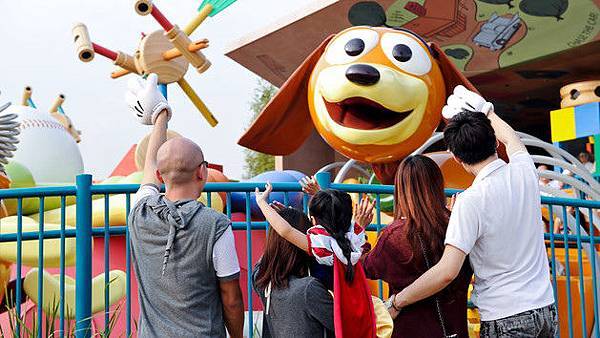 hkdl-att-slinky-dog-spin-hero-00.jpg