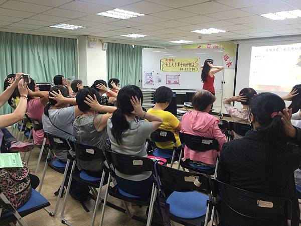 20160526婦女中心演講示範穴位.JPG
