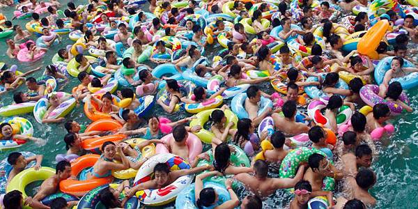 crowded-swimming-pool-in-china.jpg