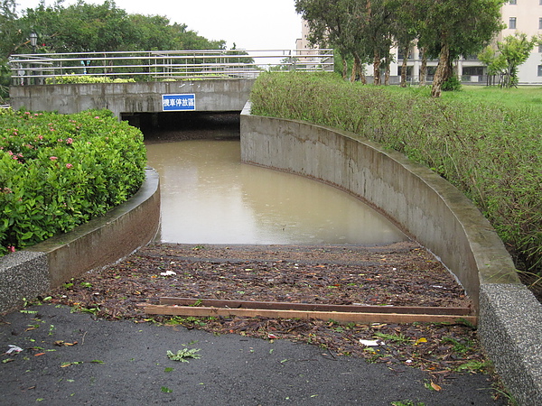 管院地下室停車場