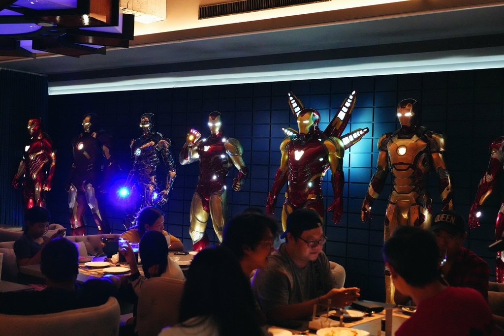 高雄最豪華的餐酒館 擁有7座210cm鋼鐵人 科技隧道 火焰