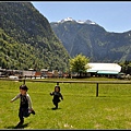 阿爾卑斯山裡奔跑的孩子