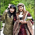販賣花園map的女孩，穿著荷蘭傳統服飾