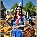穿著荷蘭傳統服飾，兜售旅遊資訊的女孩
