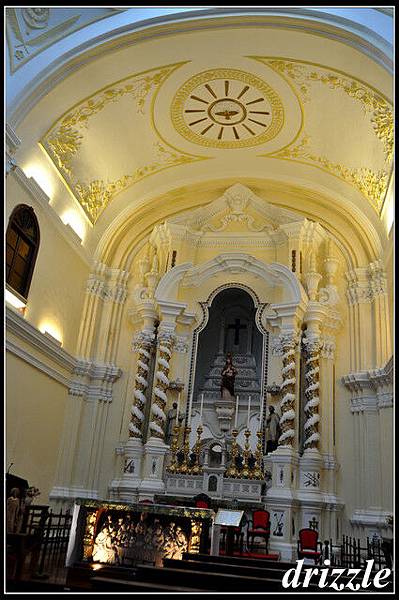 聖若瑟修院及聖堂‧主祭壇，最具特色的就是四枝金色旋柱