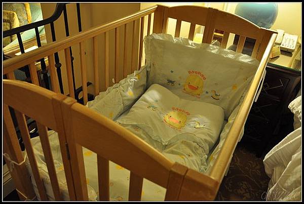 威尼斯人嬰兒床，用的是黃色小鴨寢具