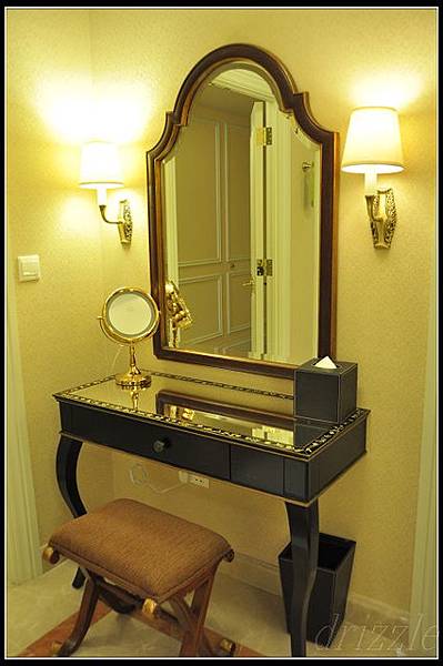 梳妝檯有大鏡子跟兩面鏡