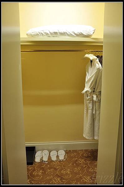 衣櫥裡有浴衣跟拖鞋