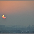 5m2w6d~橘色月亮-今年唯一的日偏食遇落日