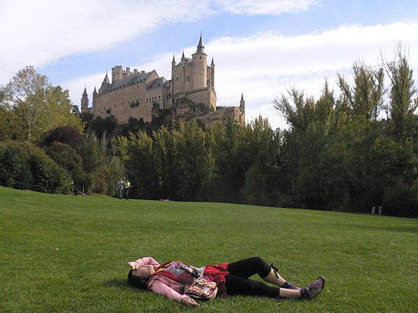 躺在城堡外草坪上