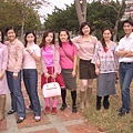 佳慶穿了訂婚的粉紅襯衫..帥的啦