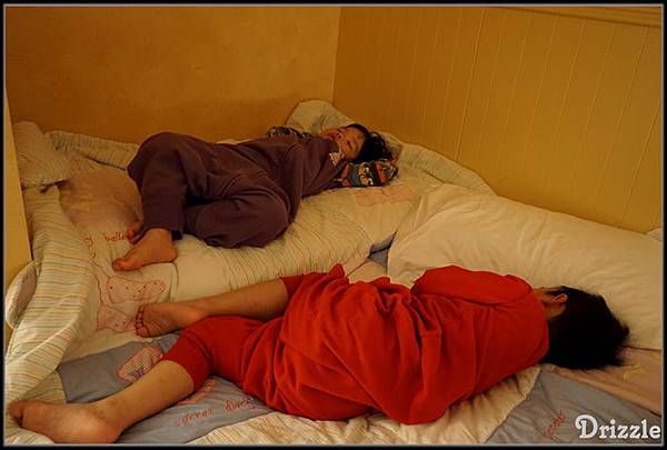 孩子們的床不一定緊鄰我們，還常常是自己獨立睡在一間.jpg