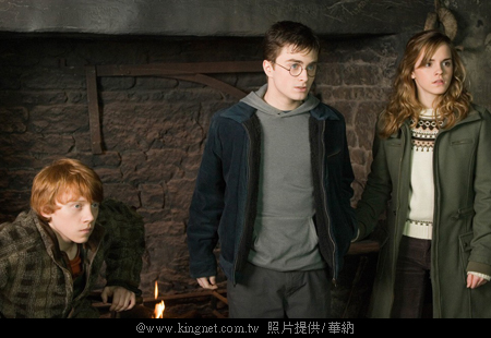 因學校被恩不里居掌控哈利等人在壁爐前等天狼星回信