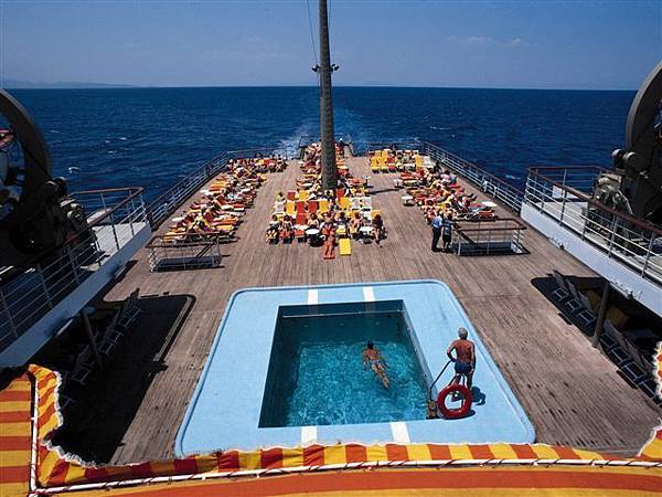 在愛琴海觀光船上的游泳池.jpg