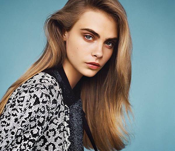 Cara Delevingne by Alasdair McLellan for British Vogue January 2014_03